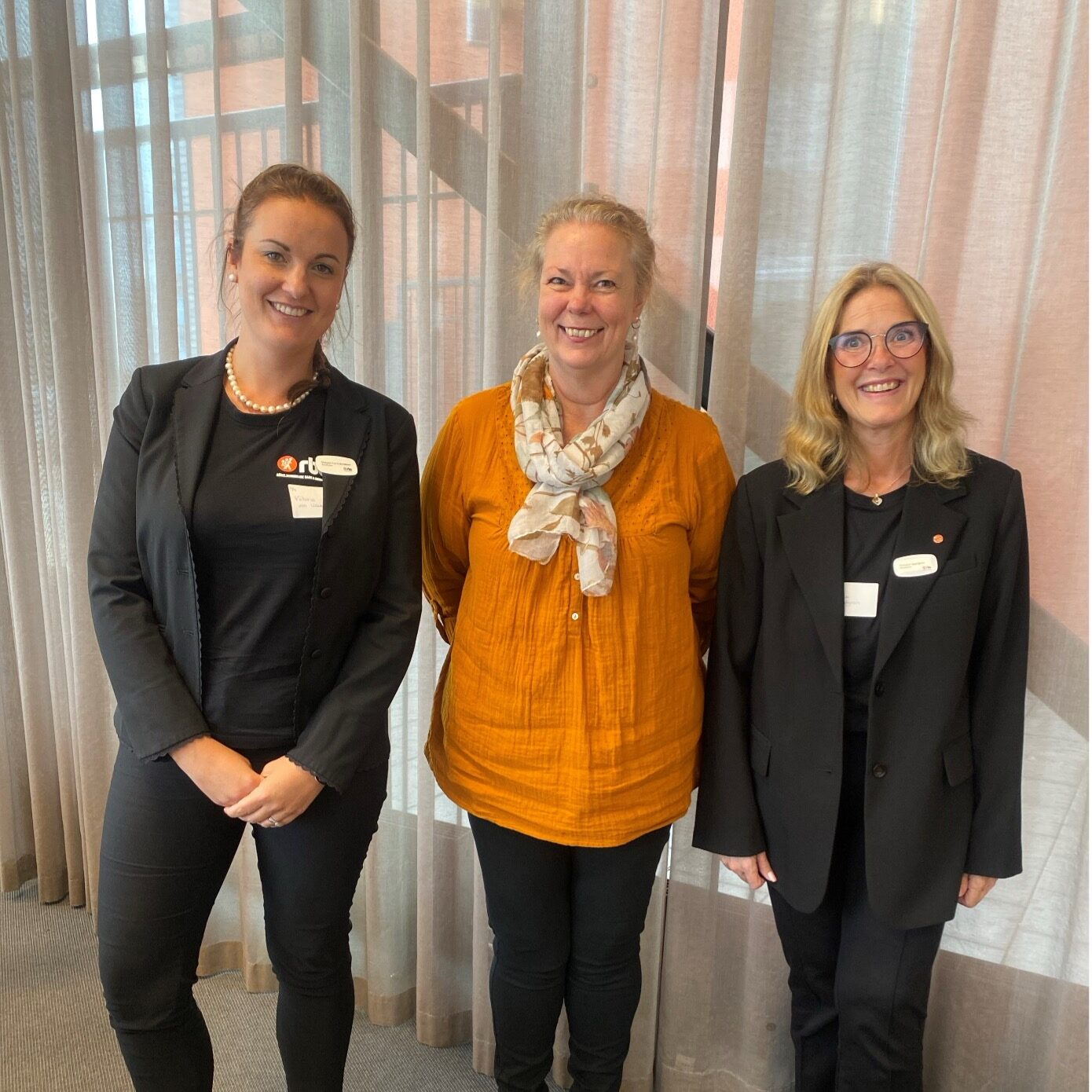 Projektledarna Victoria von Uckermann och Veronica Appelgren med representant från Region Slåne