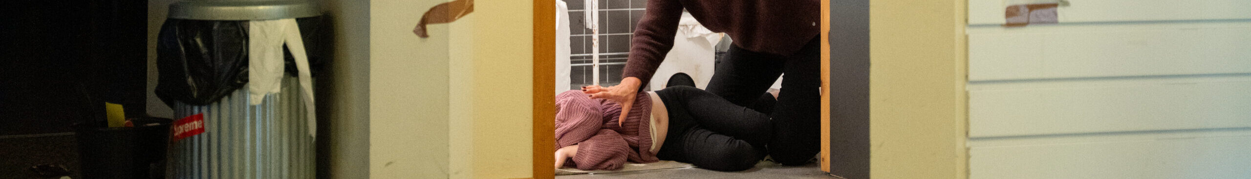 Ett barn som ligger på golvet på en offentlig toalett