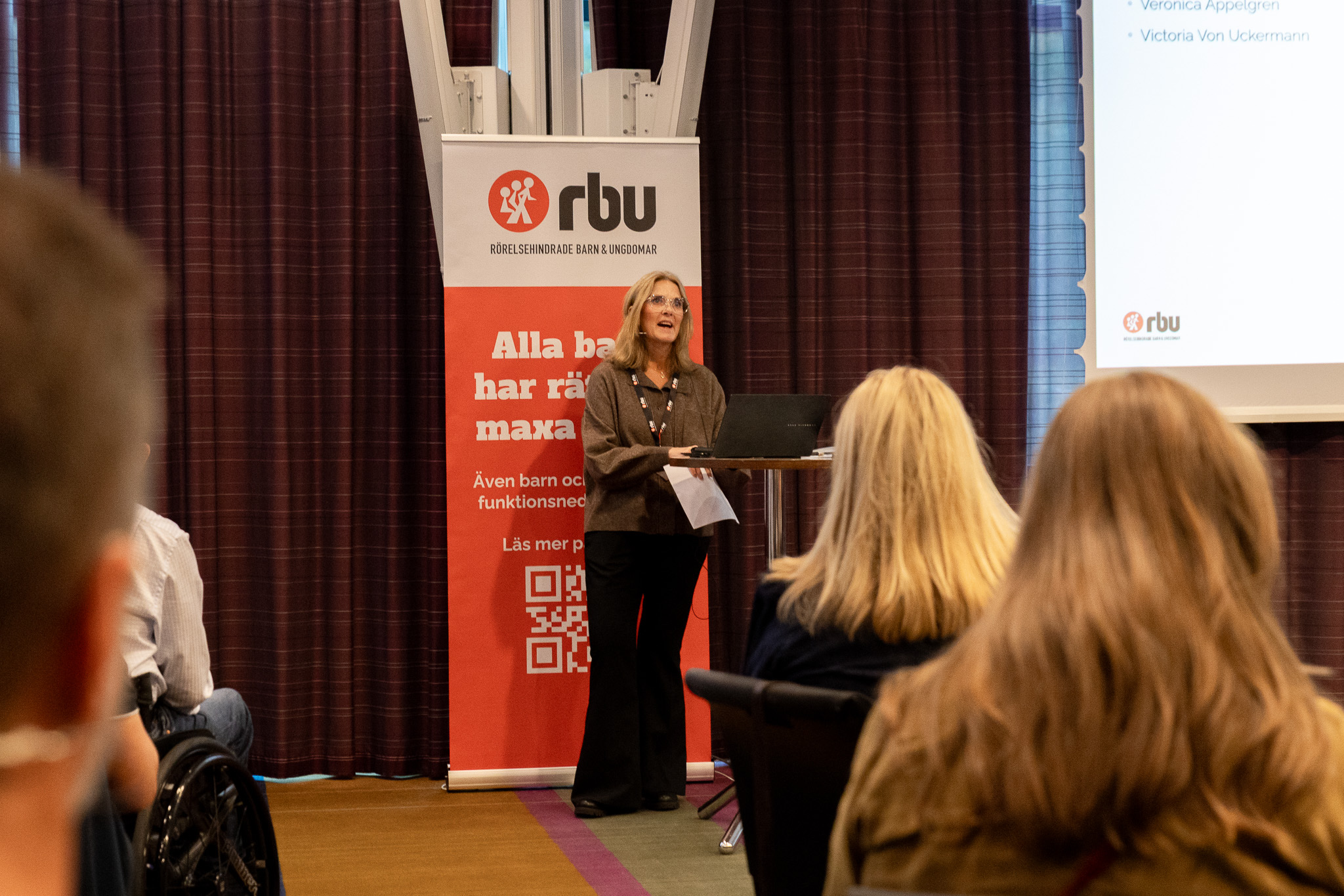 Projektledaren Veronica Appelgren som föreläser framför publik