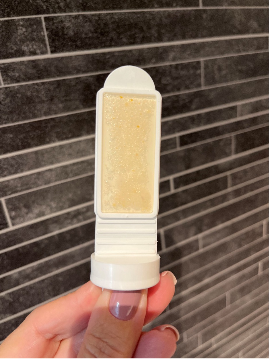 Bakterieprov med tecken på bakteriell tillväxt från offentlig toalett