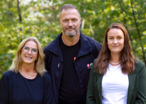 Projektledarna Veronica Appelgren och Victoria von Uckermann samt RBU:s förbundsordförande Johan Klinthammar med glada ansiktsuttryck