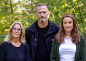 Projektledarna Veronica Appelgren och Victoria von Uckermann samt RBU:s förbundsordförande Johan Klinthammar med allvarliga ansiktsuttryck