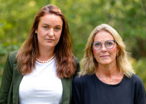 Projektledarna Victoria von Uckermann och Veronica Appelgren med allvarliga ansiktsuttryck