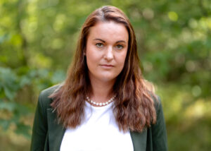 Projektledaren Victoria von Uckermann med allvarligt ansiktsuttryck