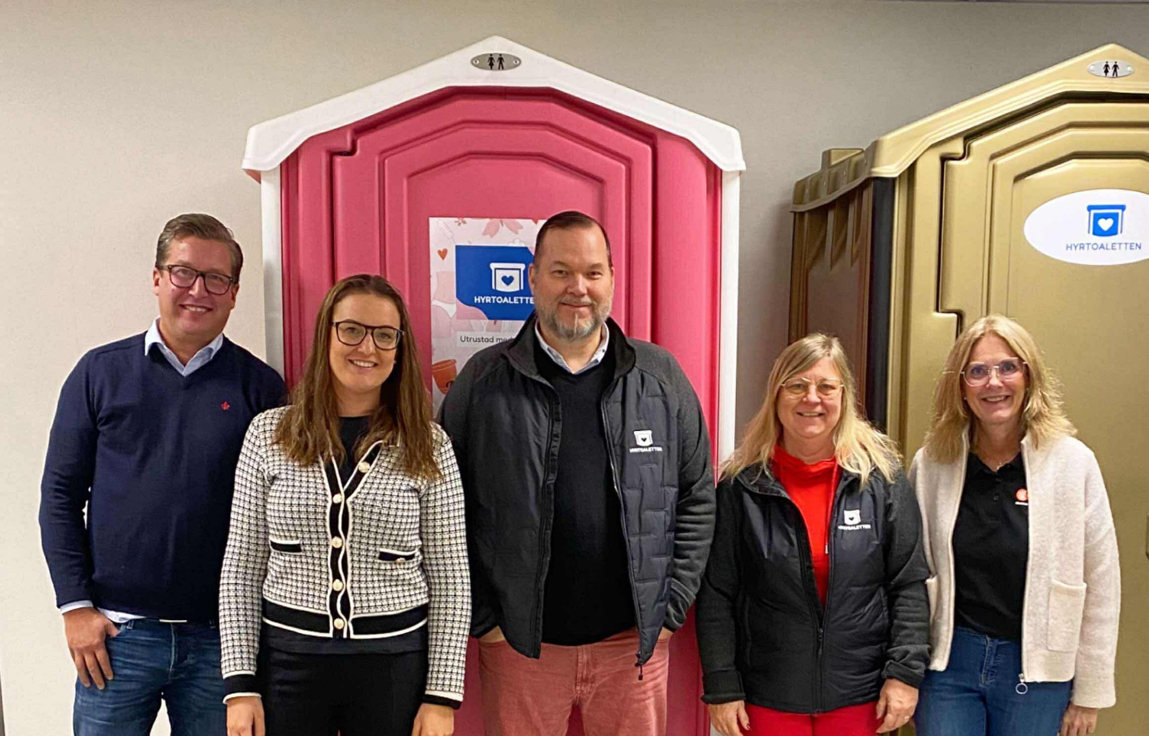 Projektledarna Victoria von Uckermann och Veronica Appelgren med representanter från Hyrtoaletten och Danfo